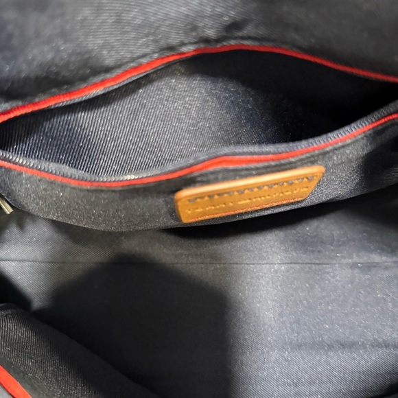 Tommy Hilfiger Black LEATHER Shoulder Bag W/ Gold Hardware Excellent Condition - Picture 6 of 13